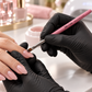 Allround-Pinsel Nr. 6 beim Gelauftrag im Nagelstudio mit schwarzen Handschuhen