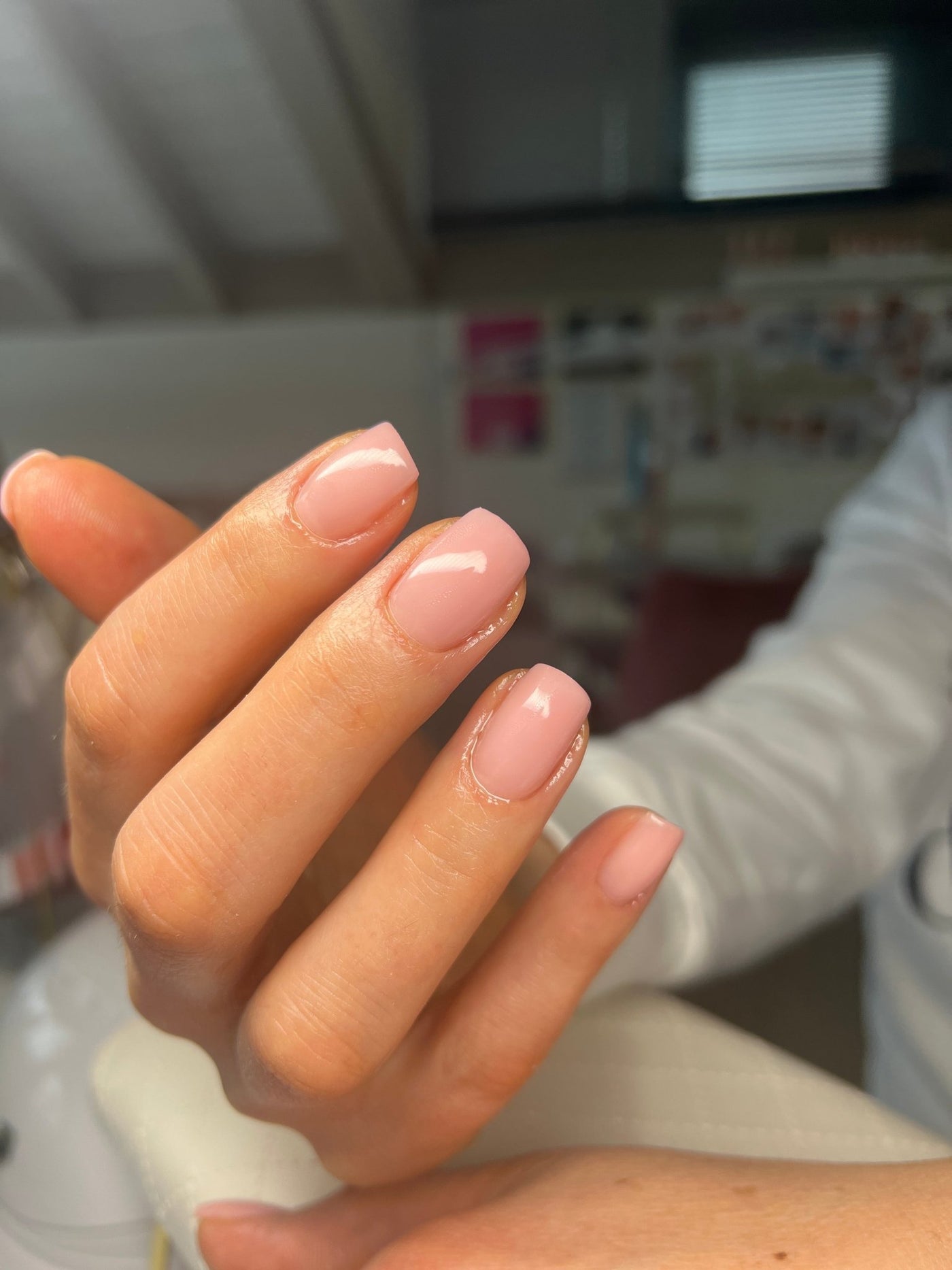 AUFFÜLLEN (Naturnagelverstärkung) mit Farbigem Aufbauton der Dauerhaften Nagelmodellage mit Gel / Acryl / Polygel - Doriana Cosmetics GmbH