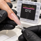 Stiletto-Dual-Form bei der Nagelmodellage mit schwarzen Handschuhen