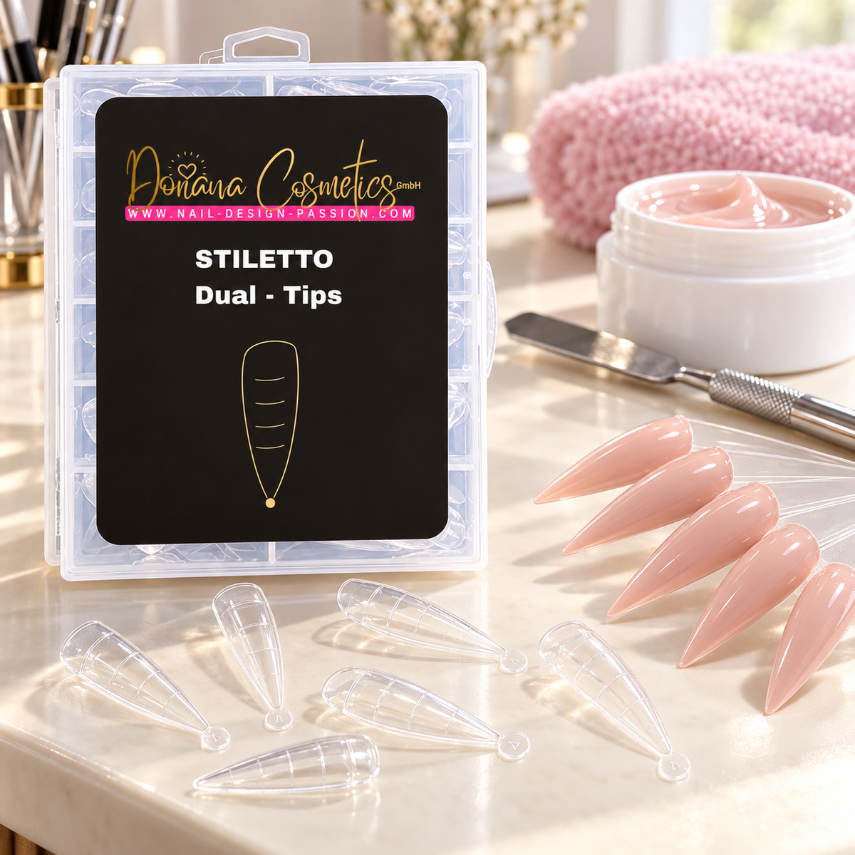 Stiletto Dual Tips auf einem Nageltisch mit Modellage-Beispielen