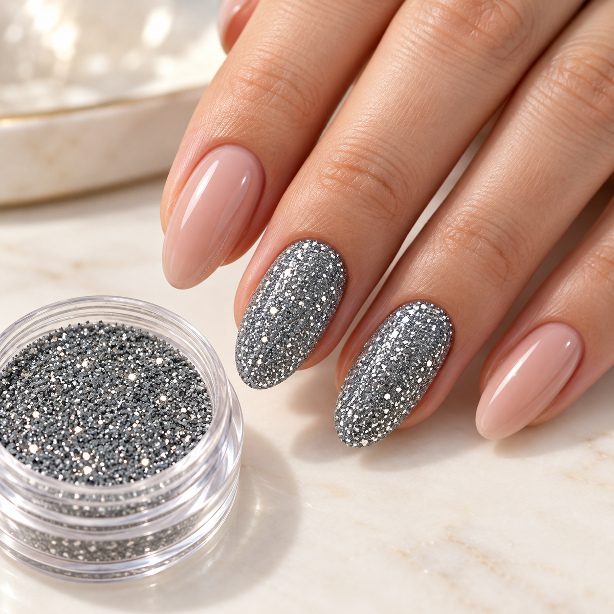 Nailart-Beispiel mit feinem silbernem Sugar-Glitzer auf mandelförmigen Nägeln